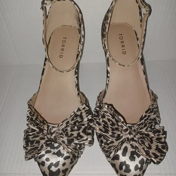 TORRID SATIN BOW LEOPARD PUMP SHOES - Picture 10 of 14